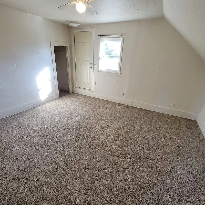 Building Photo - 2220 E Walnut St #3