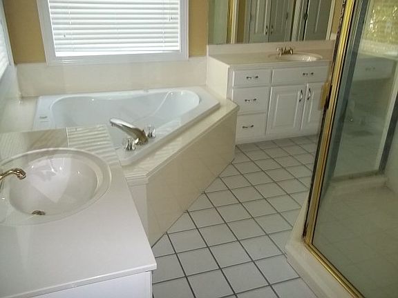 5th image of 240 Belmonte Dr
