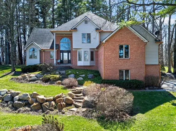 5721 Coralwood Ct, Commerce Township, MI 48382