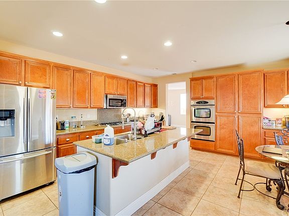 5th image of 586 Sandalwood St
