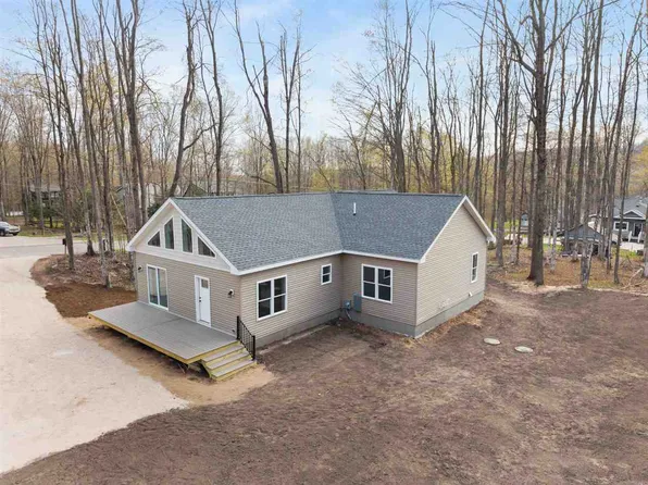 226 Wild Cherry Ln, Harbor Springs, MI 49740