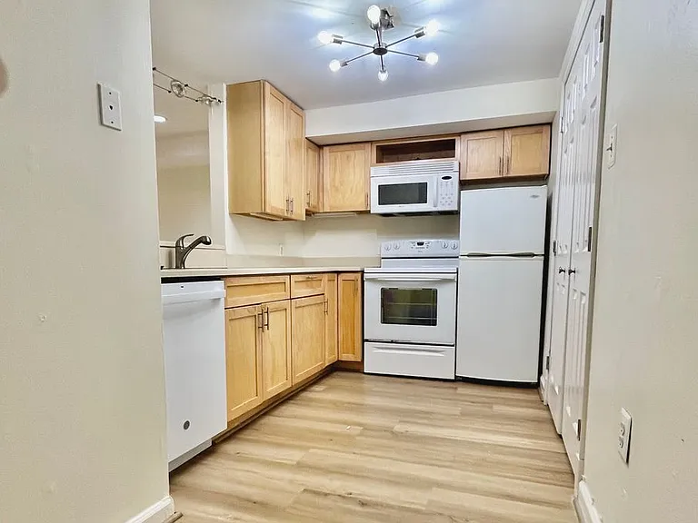 1446 Newton St NW #B — Photo 5