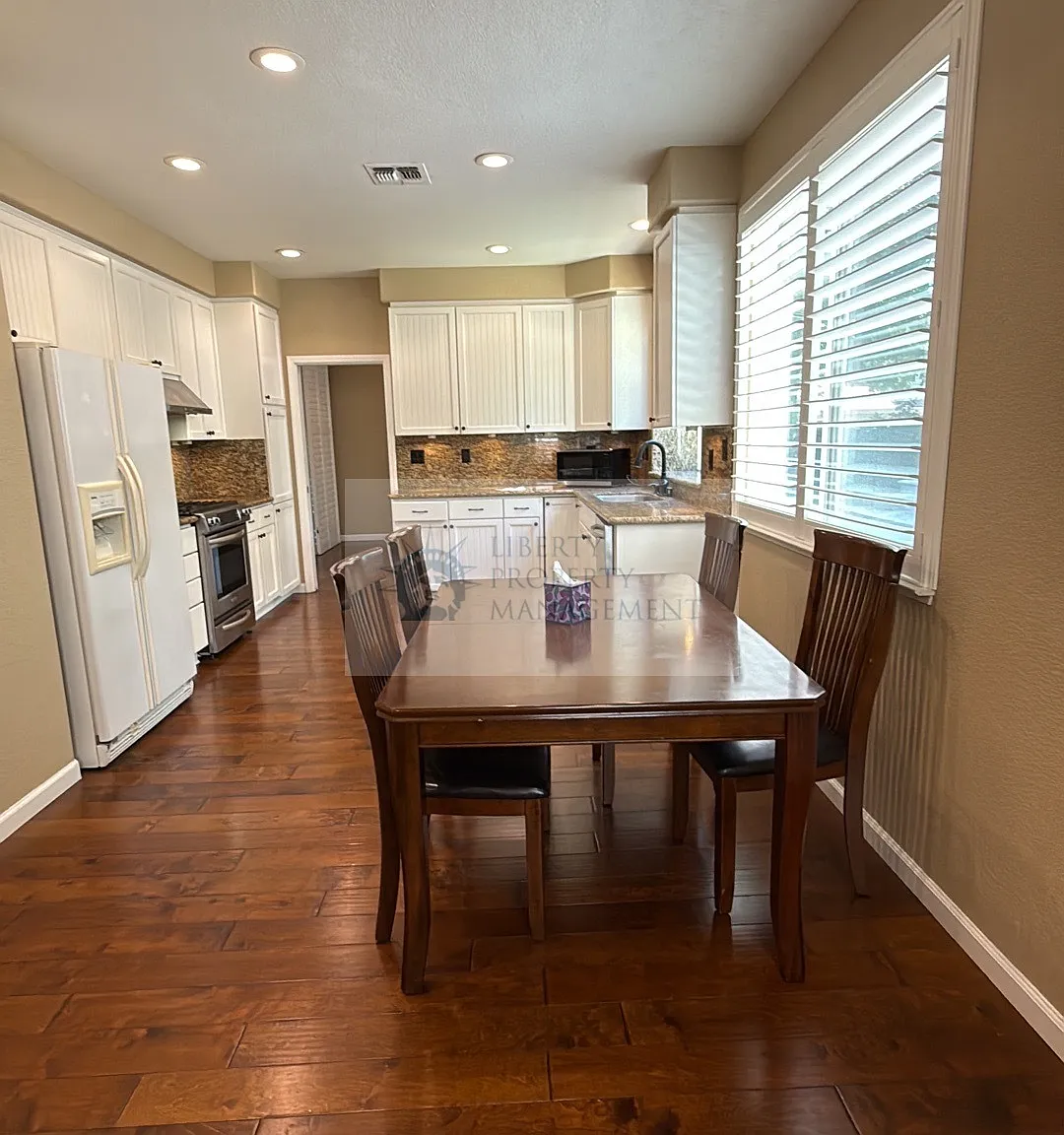 3 bed, 1927 sqft, $2,795 — Photo 4