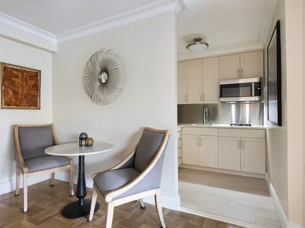 230 East 15th Street image 3 of 7