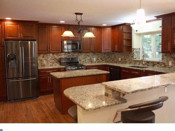 4th image of 5850 Woodbine Ave