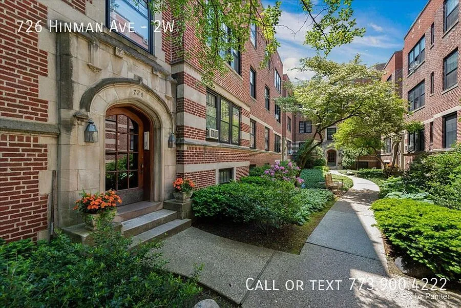 Spacious 2 bedroom in the heart of Evanston heat included & Free laundry — Photo 2