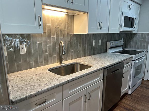 4th image of 1414 Greenbriar Cir #4