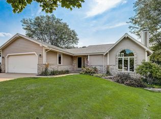 1521 Sunnyridge Rd, Pewaukee, WI 53072