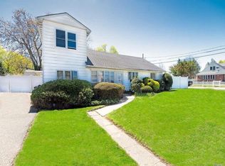 29 Island St, Plainview, NY 11803