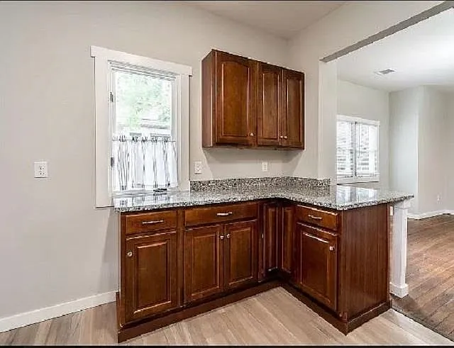 305 S Green St — Photo 7