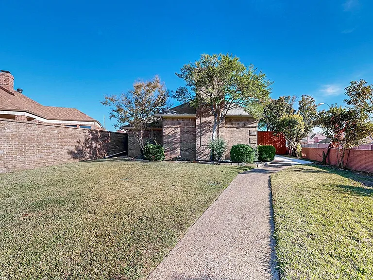 811 Oakway Ct — Photo 4