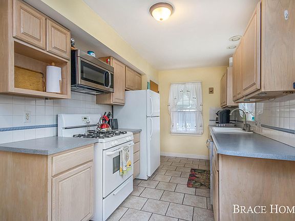 5th image of 1034 Ardmore St SE