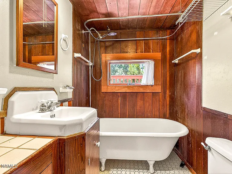 725 W Summit Ave — Photo 15