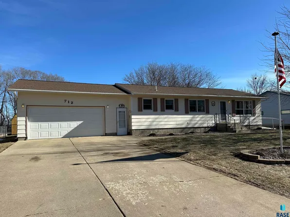 712 S West Wynken Dr, Freeman, SD 57029