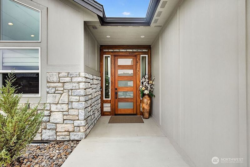2nd image of 613 S Perry Avenue