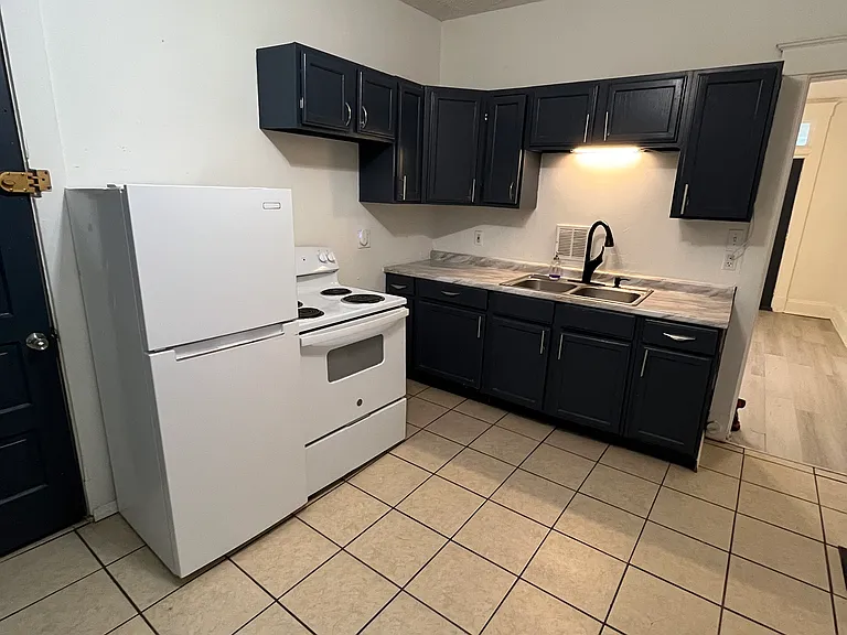 313 E University Ave — Photo 6