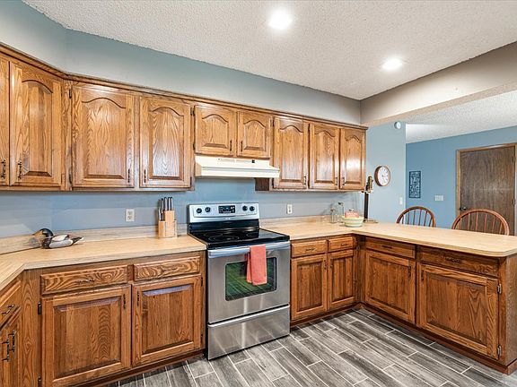 5th image of 37 Churchill Dr