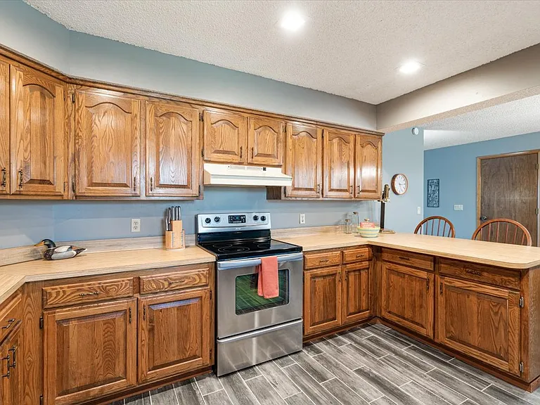 37 Churchill Dr — Photo 5