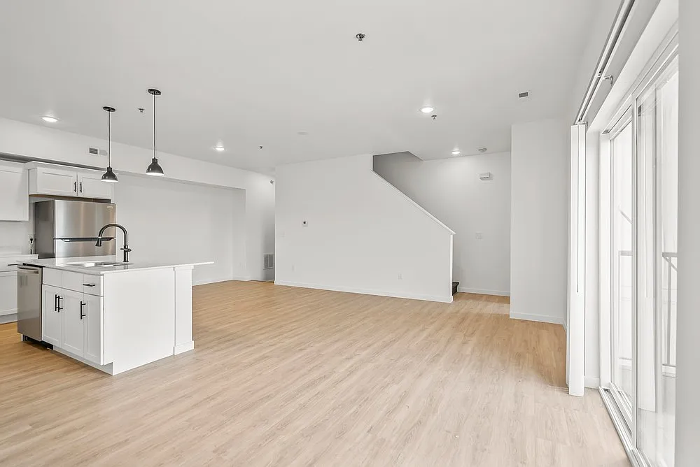 2 bed, 2.5 bath, 1200 sqft, $1,800 — Photo 2