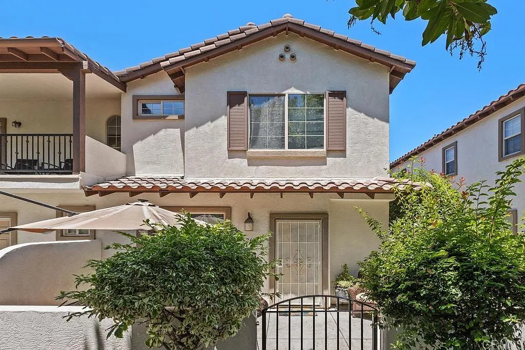 3 bed, 2.5 bath, 1400 sqft, $3,750 — Photo 1