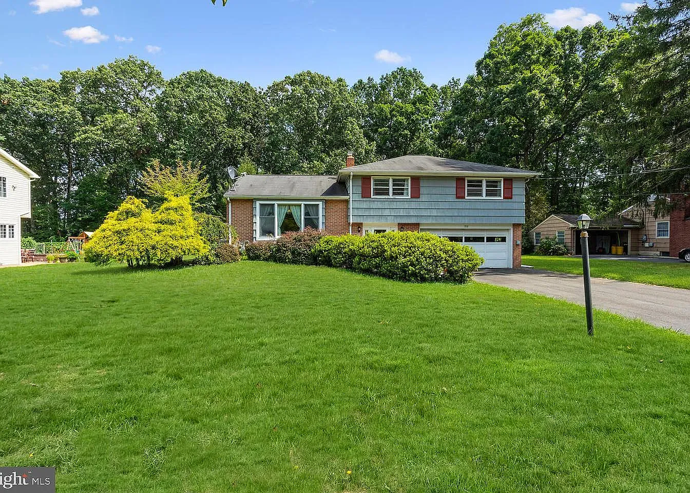 318 Oak Ln — Photo 1