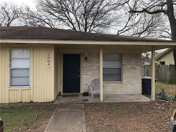 3rd image of 1004 Navarro Dr