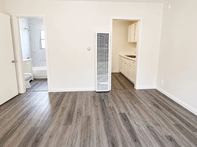 10620 S Figueroa St #1/4 — Photo 2