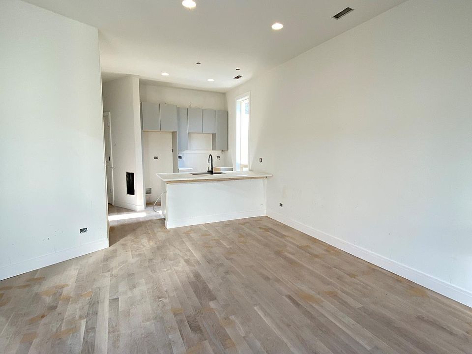 1st image of 1048 W Cornelia Ave #K301