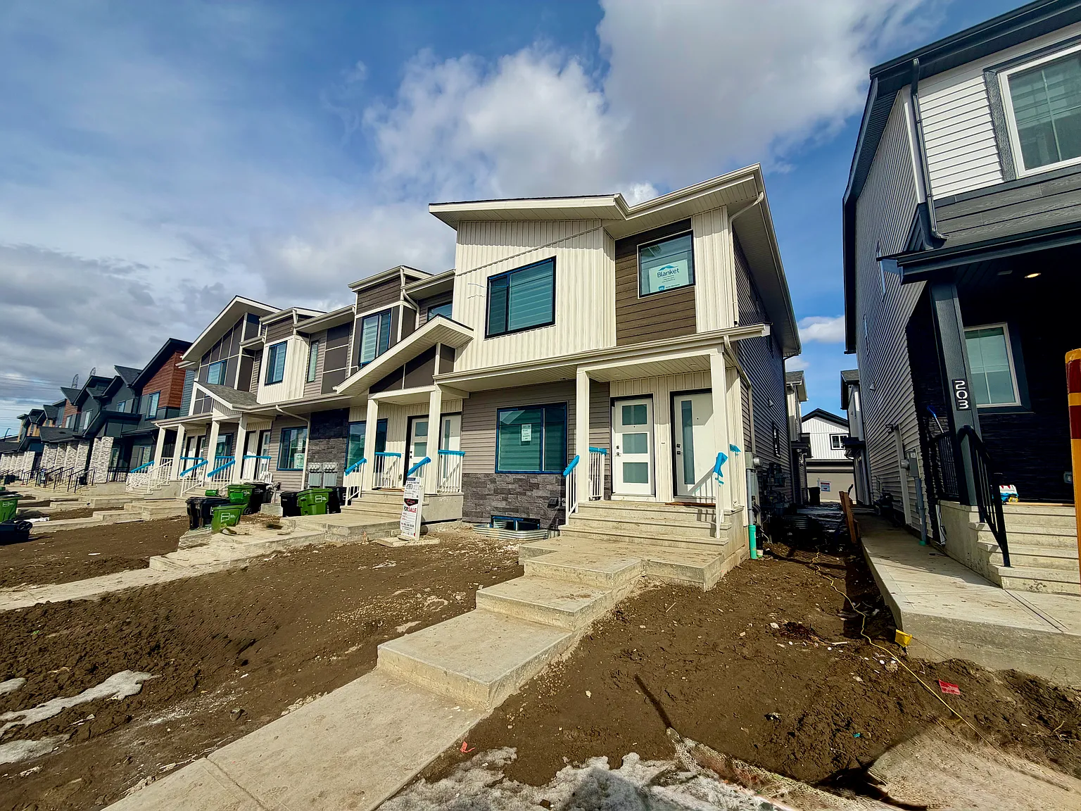 Family Rentals on 29 St SW Alces Edmonton — Photo 2
