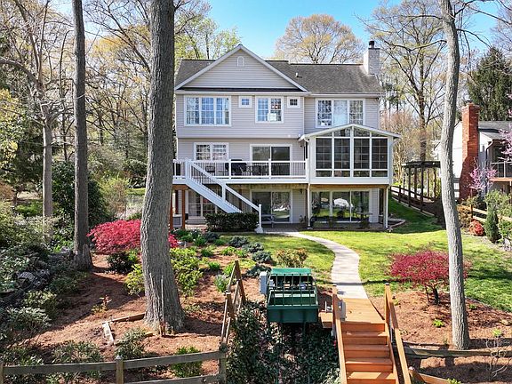 3rd image of 928 Waterview Dr