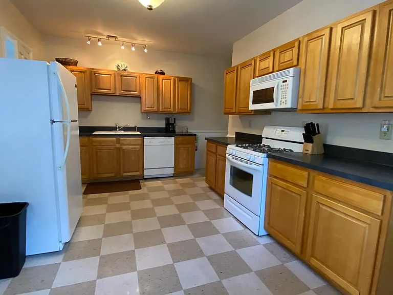 1146 Memorial Ave — Photo 10