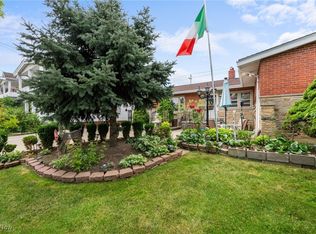 894 London Rd, Cleveland, OH 44110