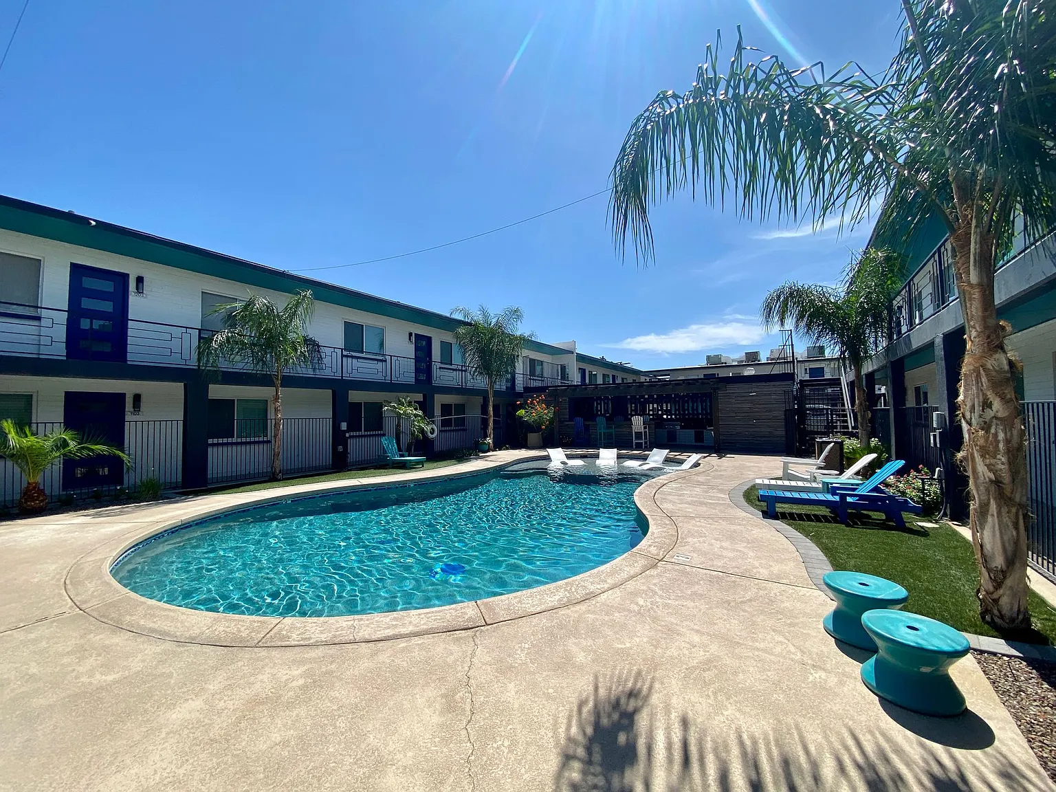 1 and 2 Bedrooms Great Location with Community Pool and Onsite Laundry! 1/2 of Mile from U of A — Photo 4