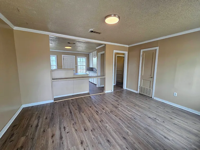1319 Sycamore St — Photo 4