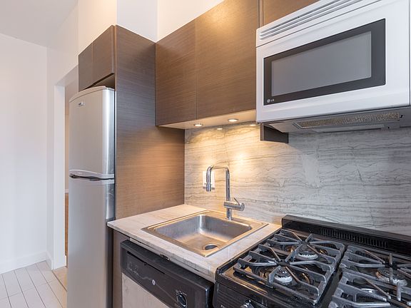 4th image of 252 E 61st St #S2e