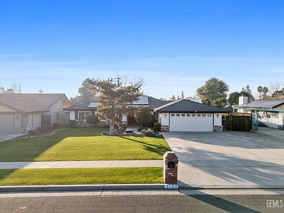 3rd image of 7107 Creemore St