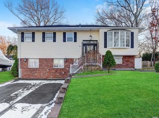 26 Mulberry Dr, Smithtown, NY 11787