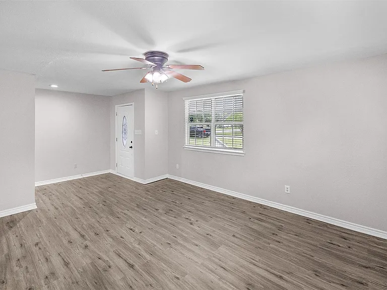 16766 Lake Cir — Photo 5