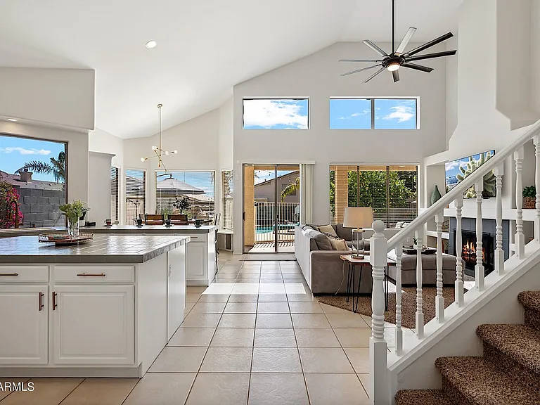 1125 E Irma Ln — Photo 16