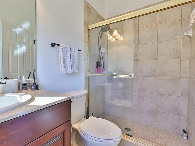 602 Saxony Blvd — Photo 35