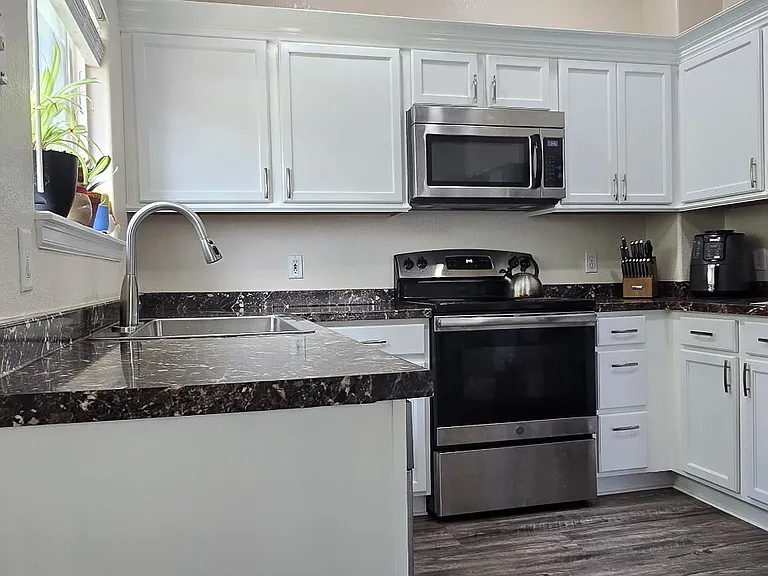 832 Pitkin Way — Photo 4