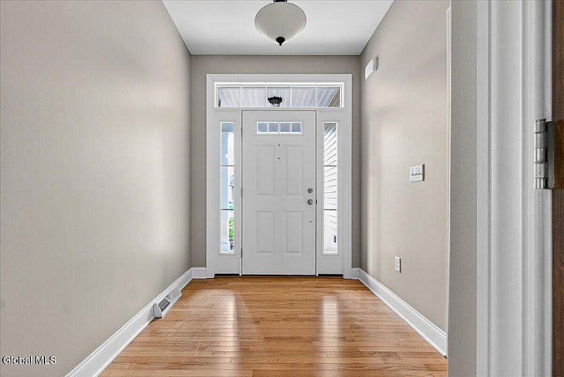 4th image of 18 Lakepointe Way