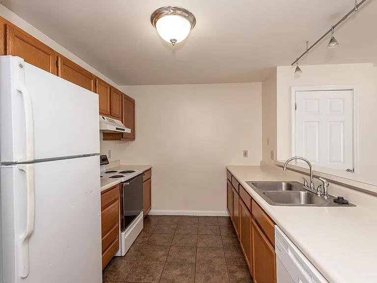 Walk to UC & UC Medical | 1BR/2BR Apartments — Photo 74