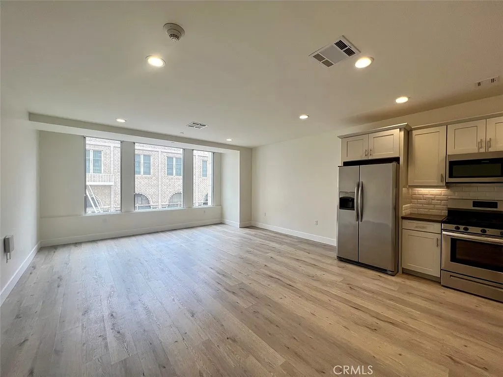 314 W 6th St — Photo 3