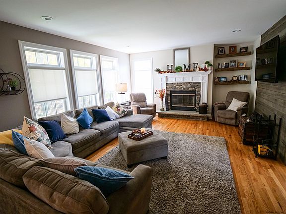 4th image of 10 Rolling Brook Dr