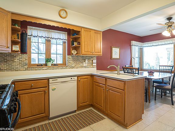 4th image of 8150 N Odell Ave