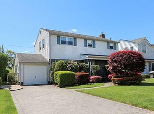 32 Lawrence St, New Hyde Park, NY 11040
