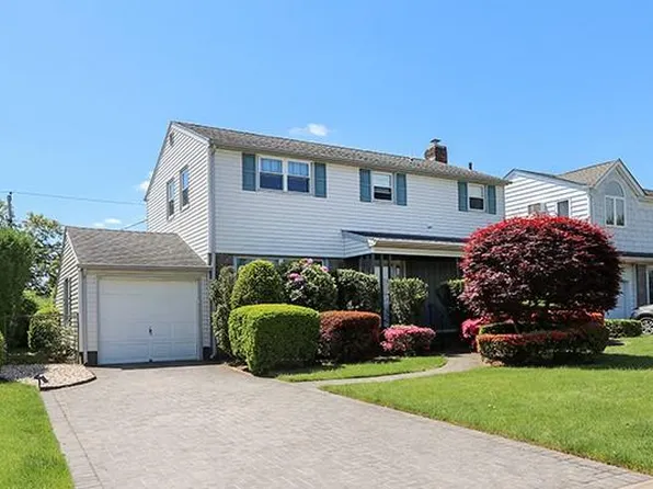 32 Lawrence Street, New Hyde Park, NY 11040