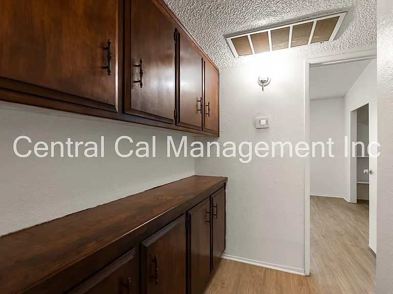 4200 Parkwood Ct — Photo 9