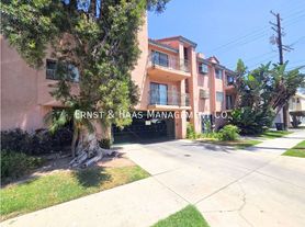 28 Cerritos Ave
